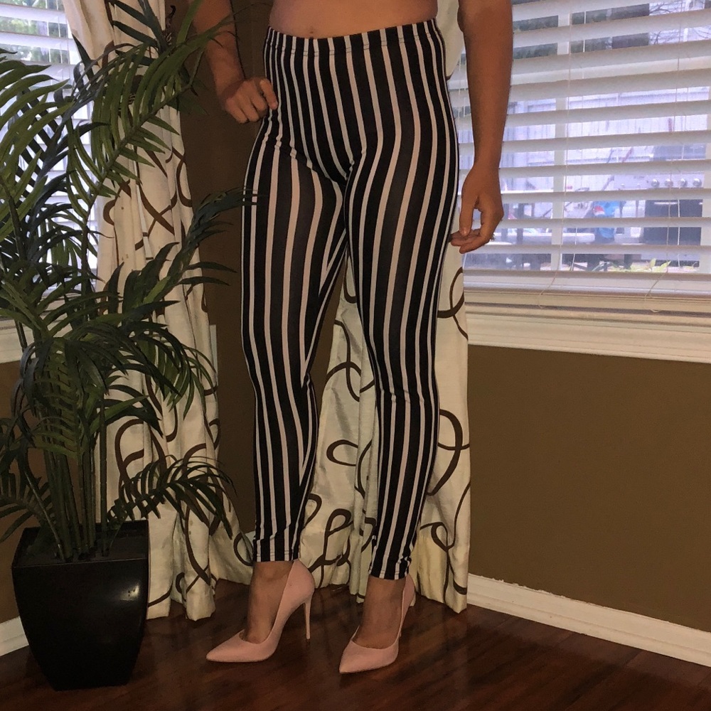 🦊 5/$20 Fashion Legging Stripe black and white - Picture 2 of 2